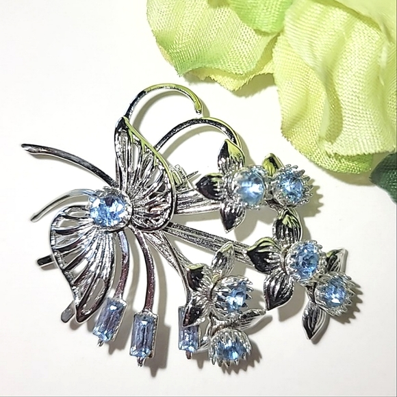 VINTAGE BLUE RHINESTONE FLORAL BOUQUET BROOCH - Picture 7 of 7